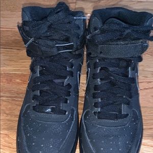 BIG KIDS' NIKE AIR FORCE 1 MID CASUAL SHOES